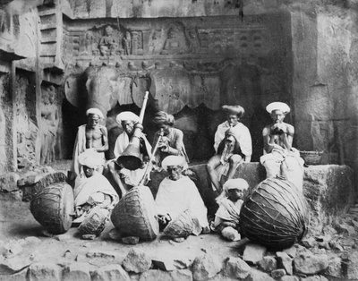 Banda de músicos en las cuevas de Karla, c.1860s-90s de English Photographer